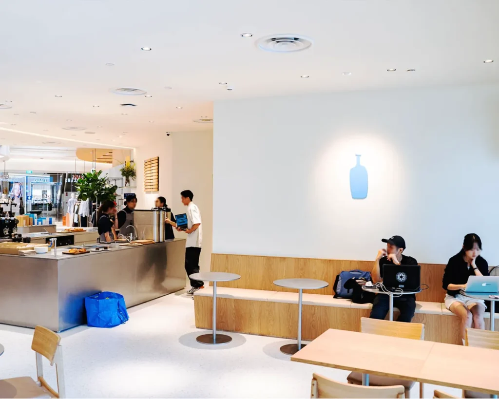 Modern café in Singapore with simple branding and consistent customer experience, highlighting clarity in restaurant concept positioning