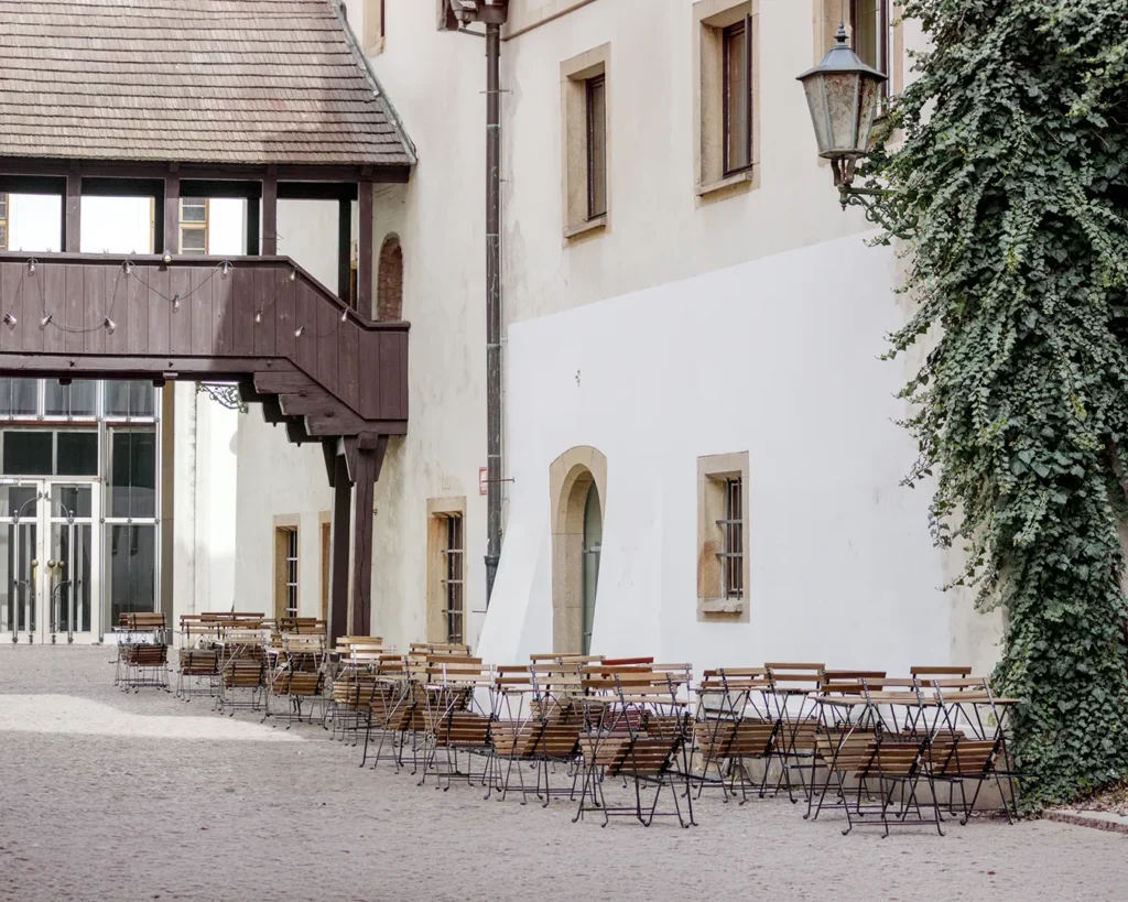 minimalist outdoor restaurant seating area for local restaurant marketing and neighborhood dining