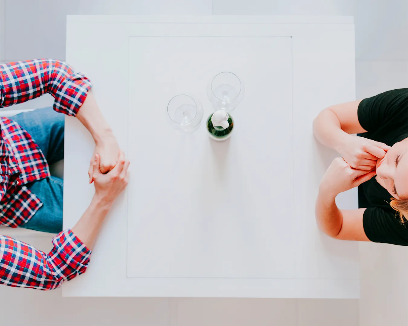 Minimalist overhead view of two people in conversation representing word-of-mouth restaurant recommendations and customer advocacy